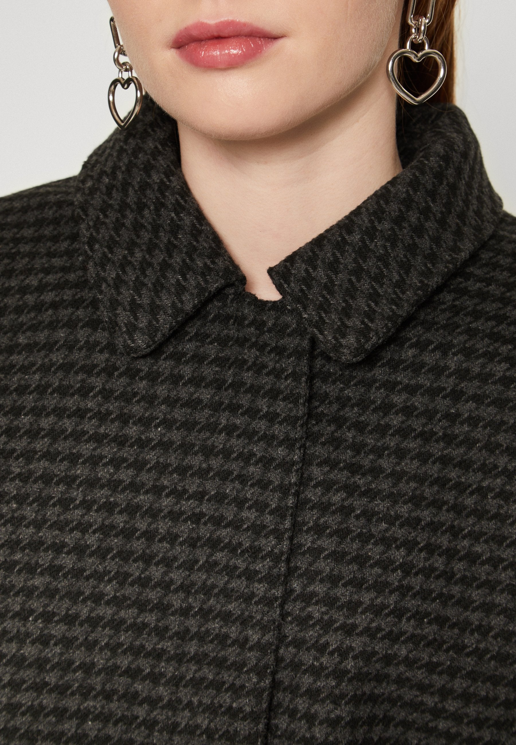 ONLELLA SHORT CHECK JACKET Media 6