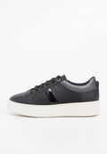 Schwarze Leder-Sneaker mit glatter Oberfläche, ausgestattet mit einer weißen Gummisohle und dezenten glänzenden Akzenten an den Seiten und der Ferse.