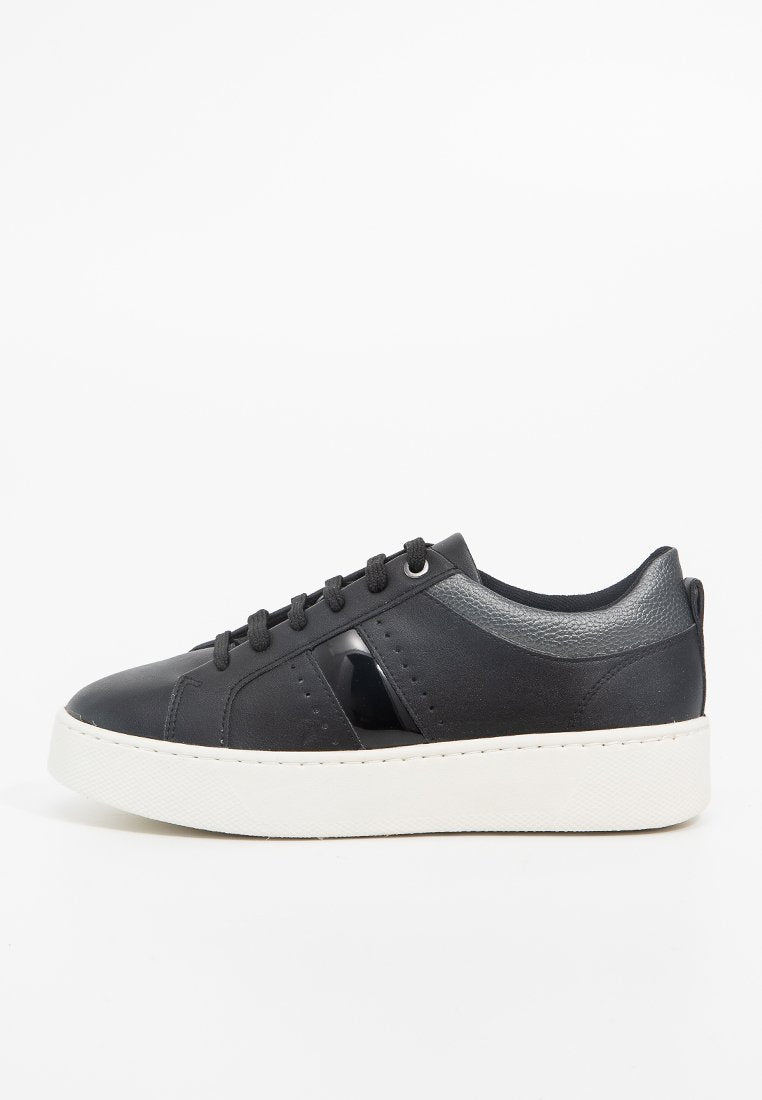 Schwarze Leder-Sneaker mit glatter Oberfläche, ausgestattet mit einer weißen Gummisohle und dezenten glänzenden Akzenten an den Seiten und der Ferse.