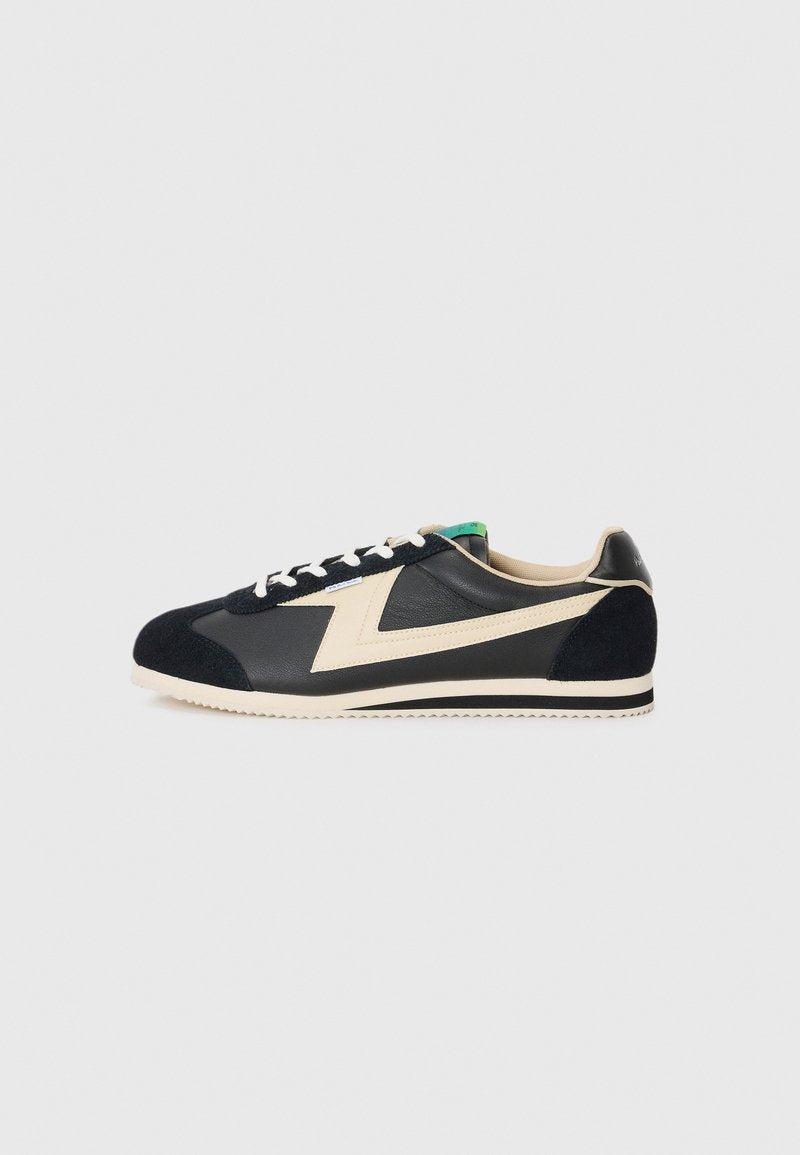 Schwarze und beigefarbene Sneaker mit Obermaterial aus Leder und Wildleder, runder Zehenpartie, strukturierten Akzenten und weißen Schnürsenkeln auf einer leichten Sohle.