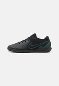 Schwarzer Sportschuh mit strukturiertem Synthetik-Obermaterial, Mesh-Bereichen, schwarzen Schnürsenkeln und einem dunkeltürkisen Nike-Swoosh an der Seite. Gummisohle.