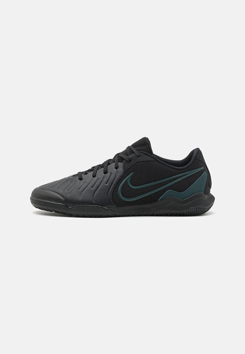 Schwarzer Sportschuh mit strukturiertem Synthetik-Obermaterial, Mesh-Bereichen, schwarzen Schnürsenkeln und einem dunkeltürkisen Nike-Swoosh an der Seite. Gummisohle.