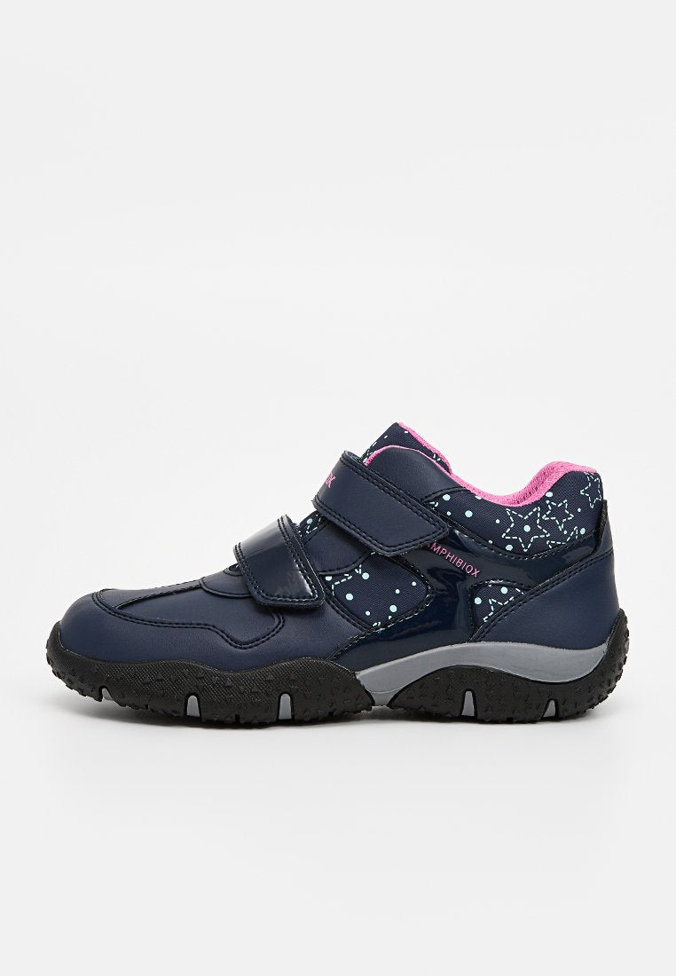 Marineblaue Kindersneaker mit schwarzem Boden, pinkem Innenfutter, Stern- und Punktmuster sowie zwei Klettverschlüssen zum Befestigen.