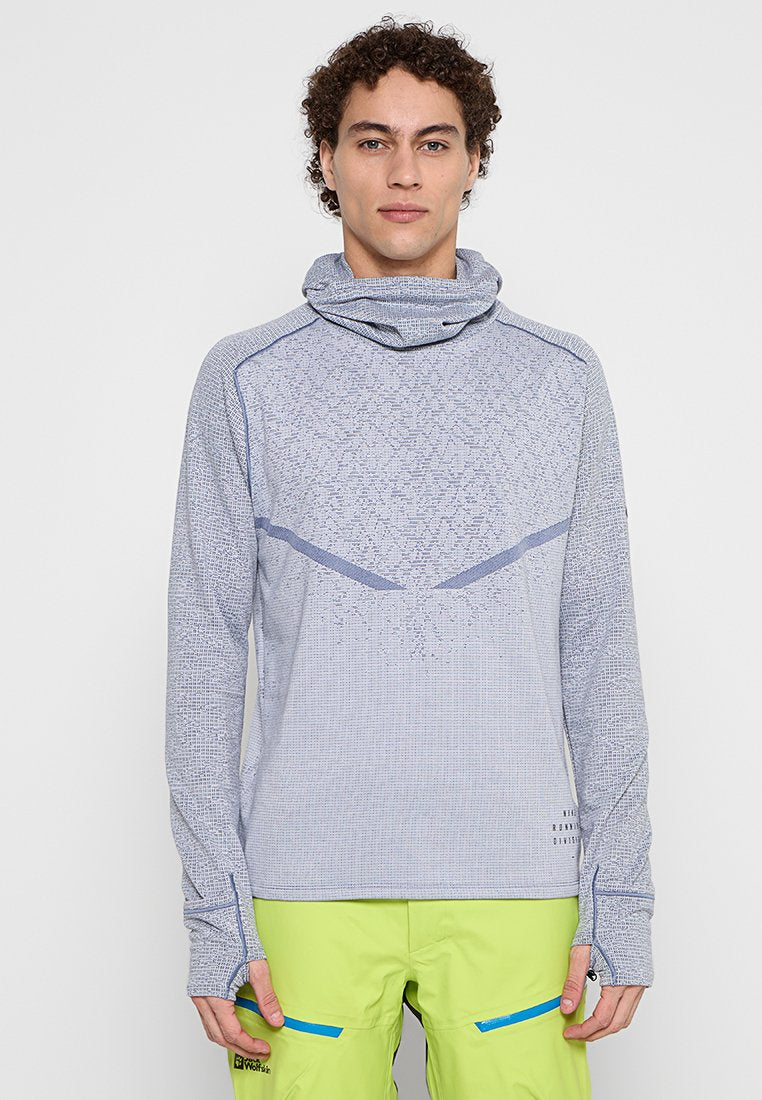 Langärmeliges Sportshirt in Hellblau mit hohem Kragen, strukturiertem Stoff und kontrastierenden blauen Nähten und Mustern.