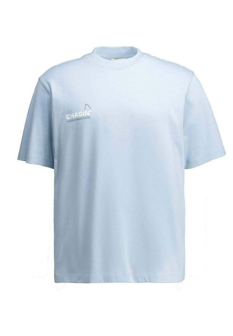 Hellblaues T-Shirt mit kurzen Ärmeln, rundem Ausschnitt und kleinem weißen "CHASIN'"-Textlogo auf der oberen linken Brust.