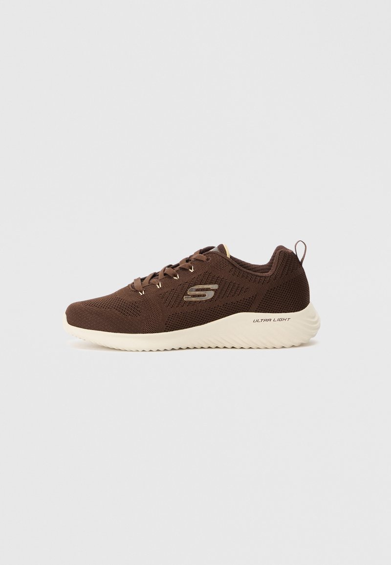 Braune Mesh-Sportschuhe mit einem strukturierten Design, einem Logo an der Seite und einer leichten cremefarbenen Sohle. Verfügt über einen Schnürverschluss und eine Zuglasche.