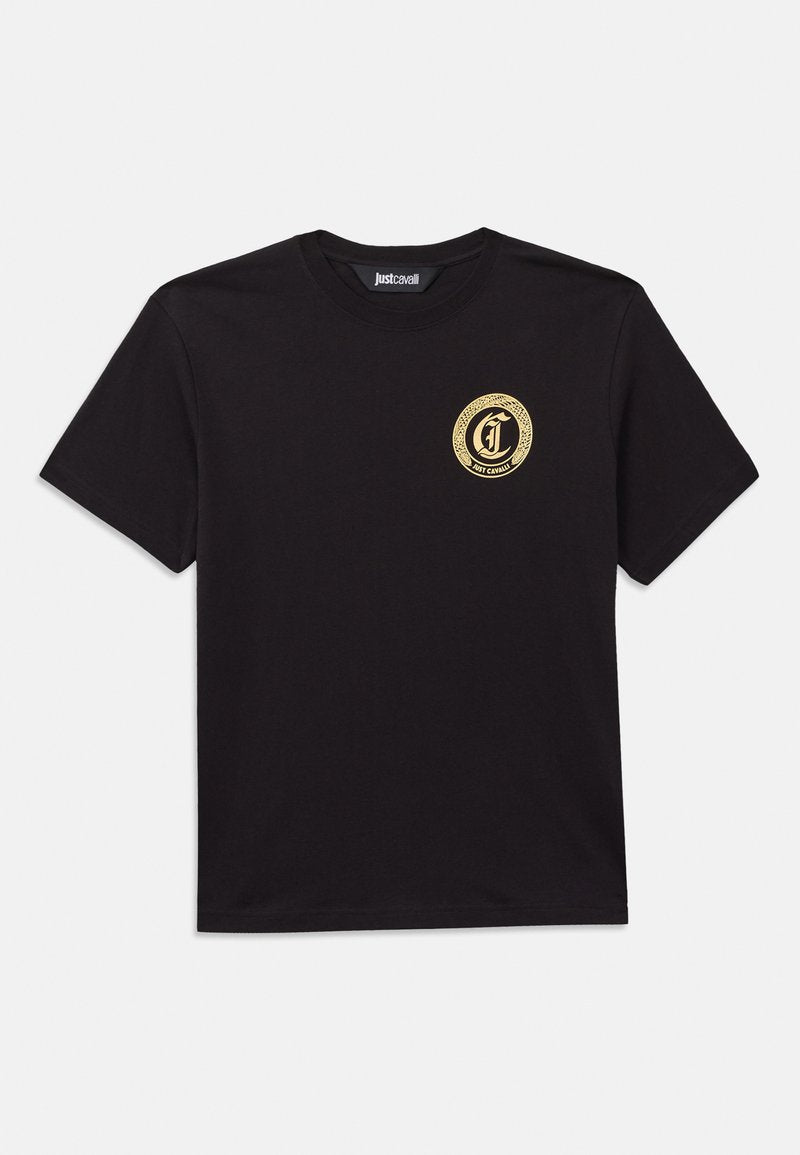 Schwarzes Baumwoll-T-Shirt mit rundem Ausschnitt. Mit einem goldenen, runden Logo auf der linken Brustseite. Klassische Passform mit kurzen Ärmeln.
