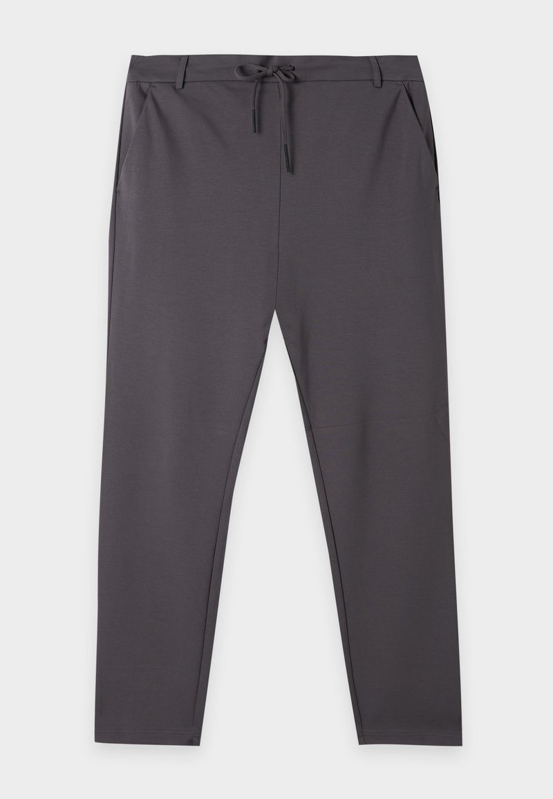Dunkelgraue gerade Hose mit Kordelzug in der Taille, Seitentaschen und Gürtelschlaufen, flach auf weißem Hintergrund ausgelegt.