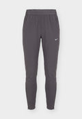 Dunkelgraue, schmal zulaufende Sporthose mit elastischem Bund, Seitentaschen, dezenten Knie-Nähten und kleinem weißem Nike-Swoosh am rechten Oberschenkel.