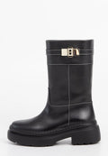Schwarze Lederstiefel bis zum Knie mit strukturiertem Finish, weißen Nähten und einem goldfarbenen Schnallenakzent auf einem breiten Band. Robuste Gummisohle.