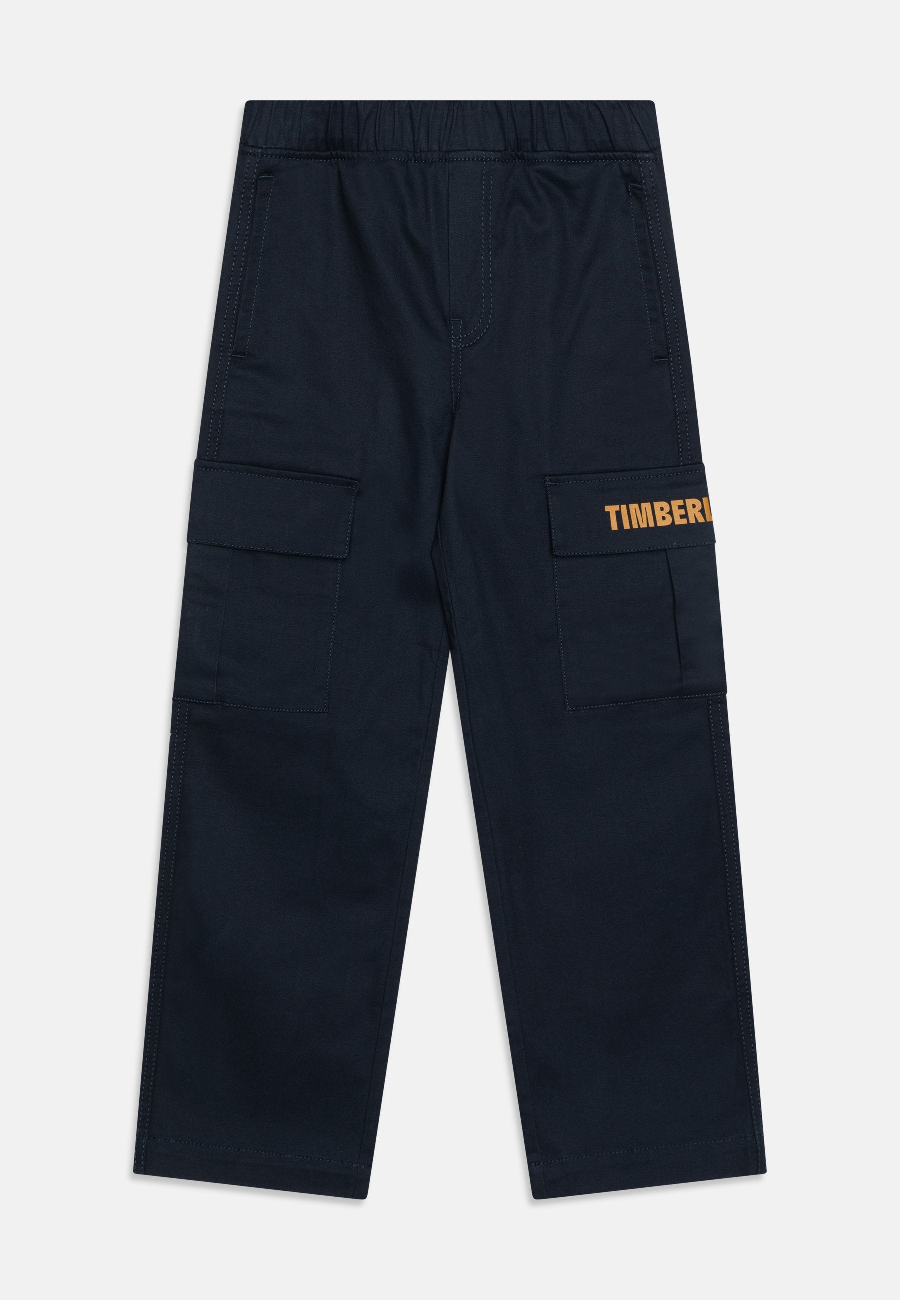Marinefarbene Cargo-Hosen mit elastischem Bund, zwei Seitentaschen und orangefarbenem "TIMBERLAND"-Schriftzug am linken Bein.