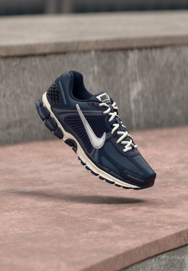 Nike Sportswear ZOOM VOMERO 5 SE TECH - Trainers - blue void/metallic silver-coloured/midnight navy/light orewood brown