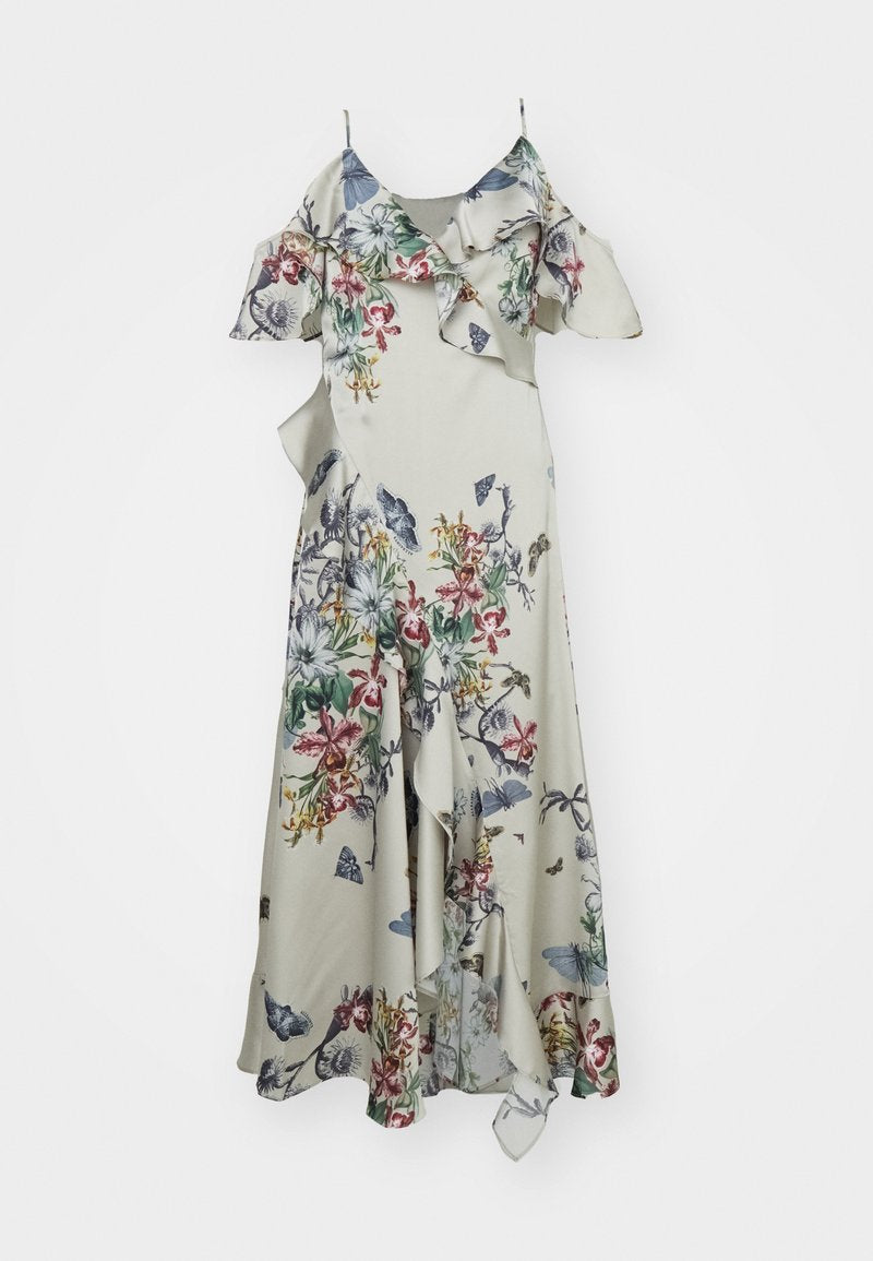 Leichtes florales Maxikleid aus dünnem Stoff; mit Rüschenärmel und schulterfreiem Design, cremefarbener Basis und bunten Blumen- und Schmetterlingsmustern.