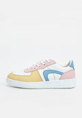 Sneaker mit niedrigem Schaft, weißer Basis, gelber Spitze, rosa Schnürbereich und Ferse sowie blauen Seitenakzenten mit weißen Schnürsenkeln und Sohle.