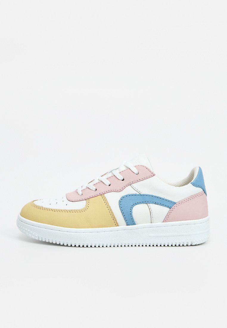 Sneaker mit niedrigem Schaft, weißer Basis, gelber Spitze, rosa Schnürbereich und Ferse sowie blauen Seitenakzenten mit weißen Schnürsenkeln und Sohle.
