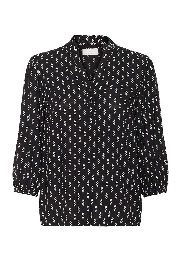 Schwarze Bluse mit weißem Diamantenmuster, mit einem Kragen, Knopfleiste und 3/4 Ballonärmeln. Glatte Stofftexture.