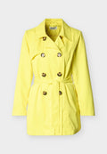 Gelber Trenchcoat mit doppelreihiger Knopfleiste, Gürtel und seitlichen Taschen. Glatter Stoff mit klassischem Kragen und langen Ärmeln.
