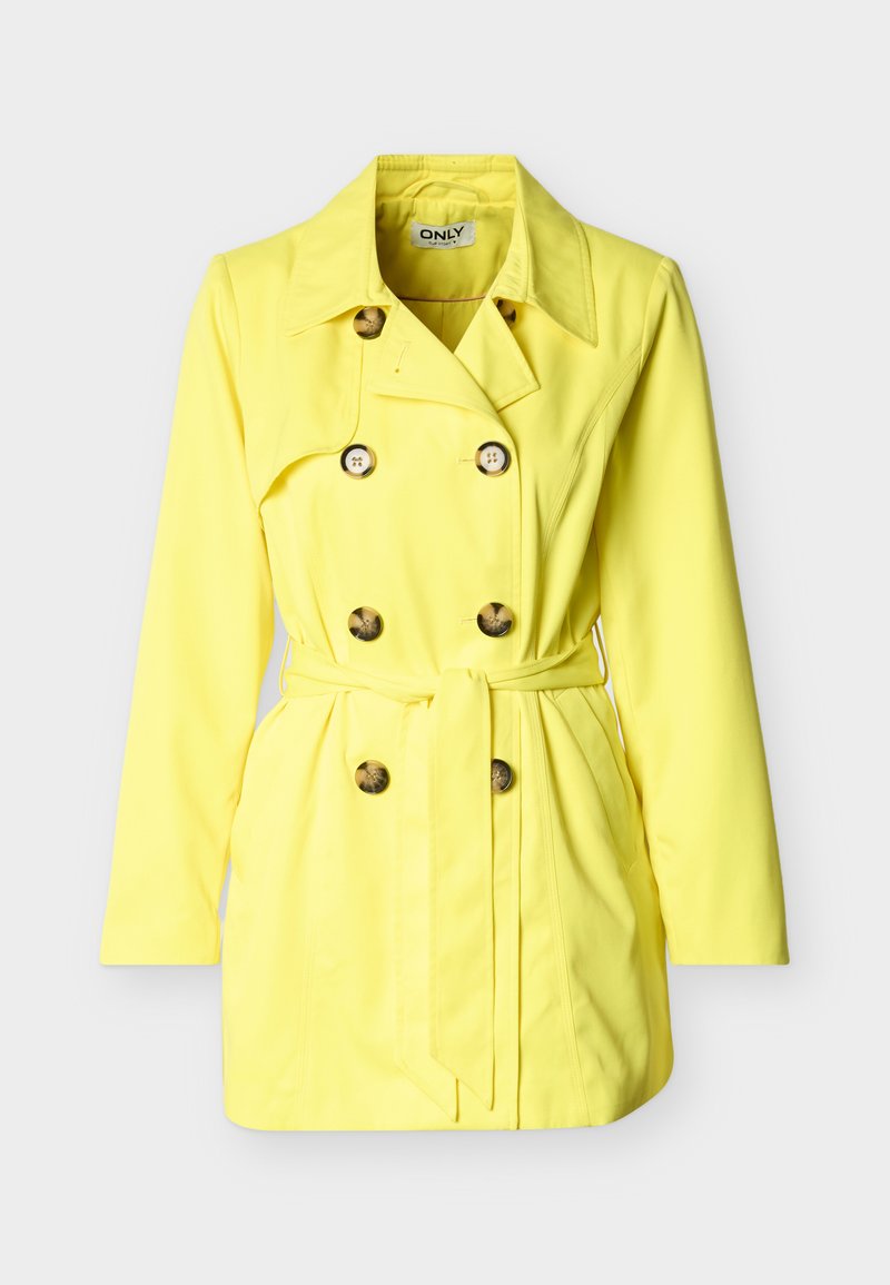 Gelber Trenchcoat mit doppelreihiger Knopfleiste, Gürtel und seitlichen Taschen. Glatter Stoff mit klassischem Kragen und langen Ärmeln.
