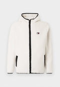 Weißer Fleece-Jacke mit Kapuze, schwarzem Besatz und Reißverschluss. Verfügt über Seitentaschen und ein kleines Logo auf der Brust. Weiches, strukturiertes Material.