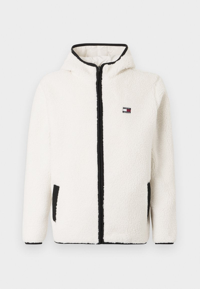 Weißer Fleece-Jacke mit Kapuze, schwarzem Besatz und Reißverschluss. Verfügt über Seitentaschen und ein kleines Logo auf der Brust. Weiches, strukturiertes Material.
