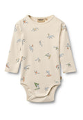 Beiges langärmliges Bodysuit aus weicher Baumwolle, mit bunten Illustrationen von Haien und Surfern, die über den Stoff verteilt sind.