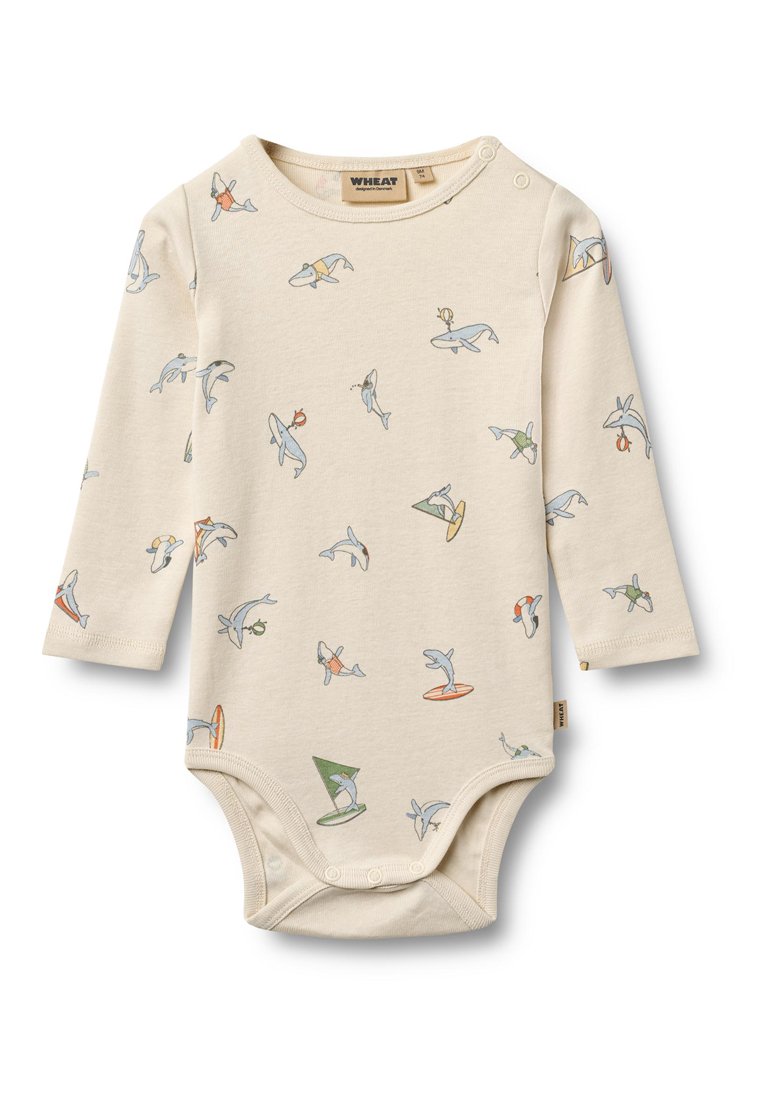 Beiges langärmliges Bodysuit aus weicher Baumwolle, mit bunten Illustrationen von Haien und Surfern, die über den Stoff verteilt sind.