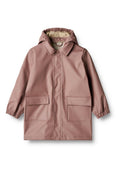 Pinkfarbene wasserdichte Jacke mit Kapuze, elastischen Bündchen, zwei Fronttaschen und glatter Textur. Entwickelt für Schutz bei nassem Wetter.