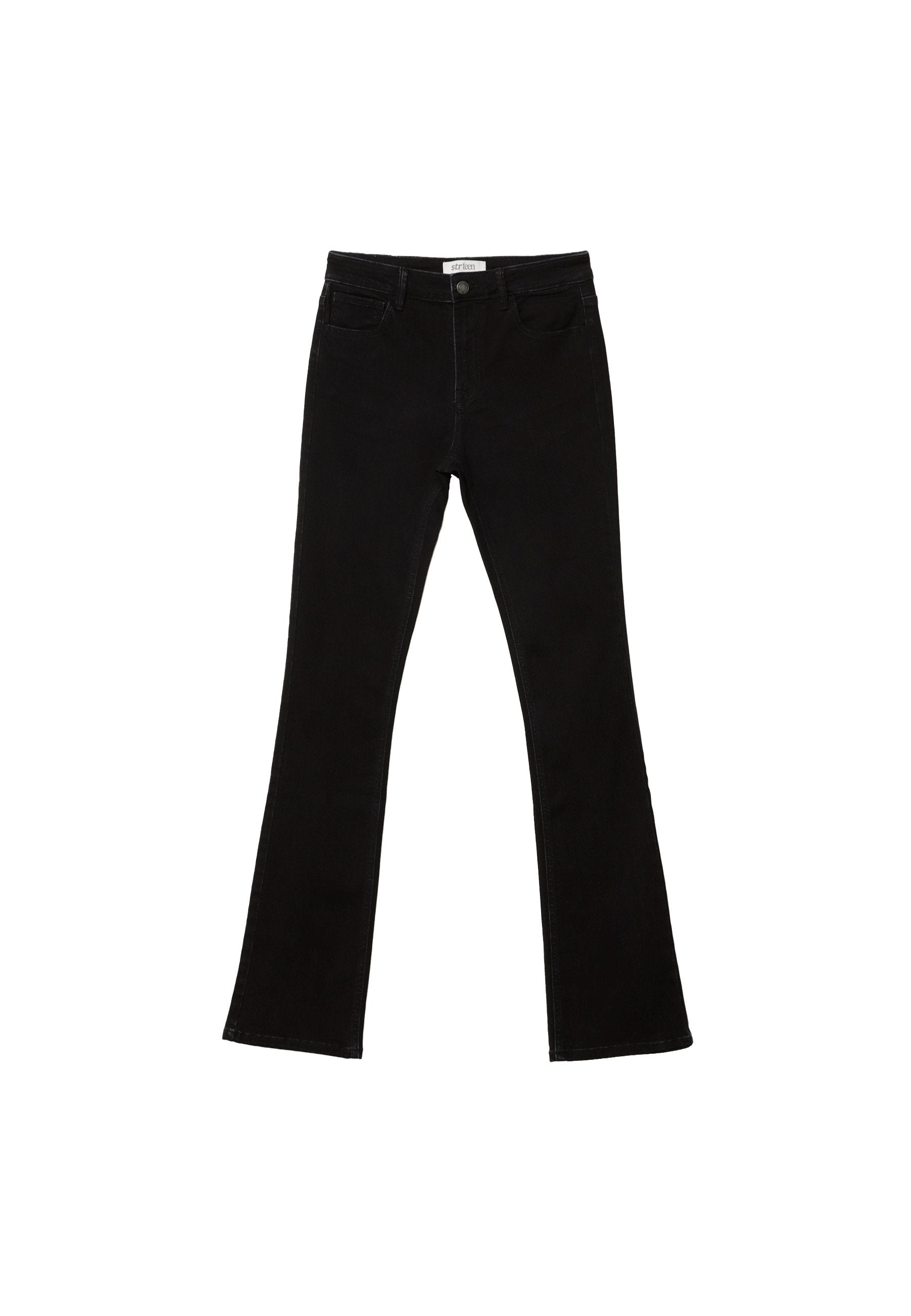 Schwarze Schlagjeans aus weichem Denim-Stoff. Merkmale sind Vorder- und Gesäßtaschen, ein Knopfverschluss und ein sauberer Saum.