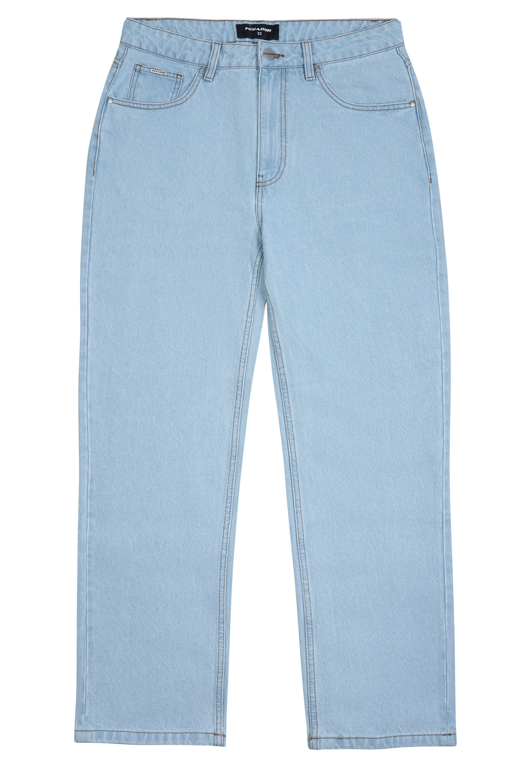 Hellblaue Jeans mit geradem Bein, Vordertaschen, Gürtelschlaufen, Knopfverschluss und sichtbaren Nahtdetails.