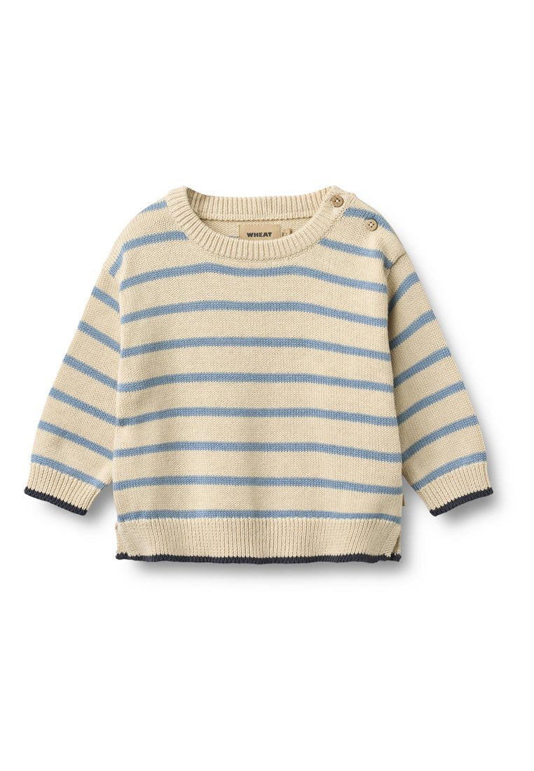Helles Strickpullover in Creme mit hellblauen Streifen. Verfügt über einen Rundhalsausschnitt, zwei Knöpfe an der Schulter und dunkelblaue Akzente an Bündchen und Saum.