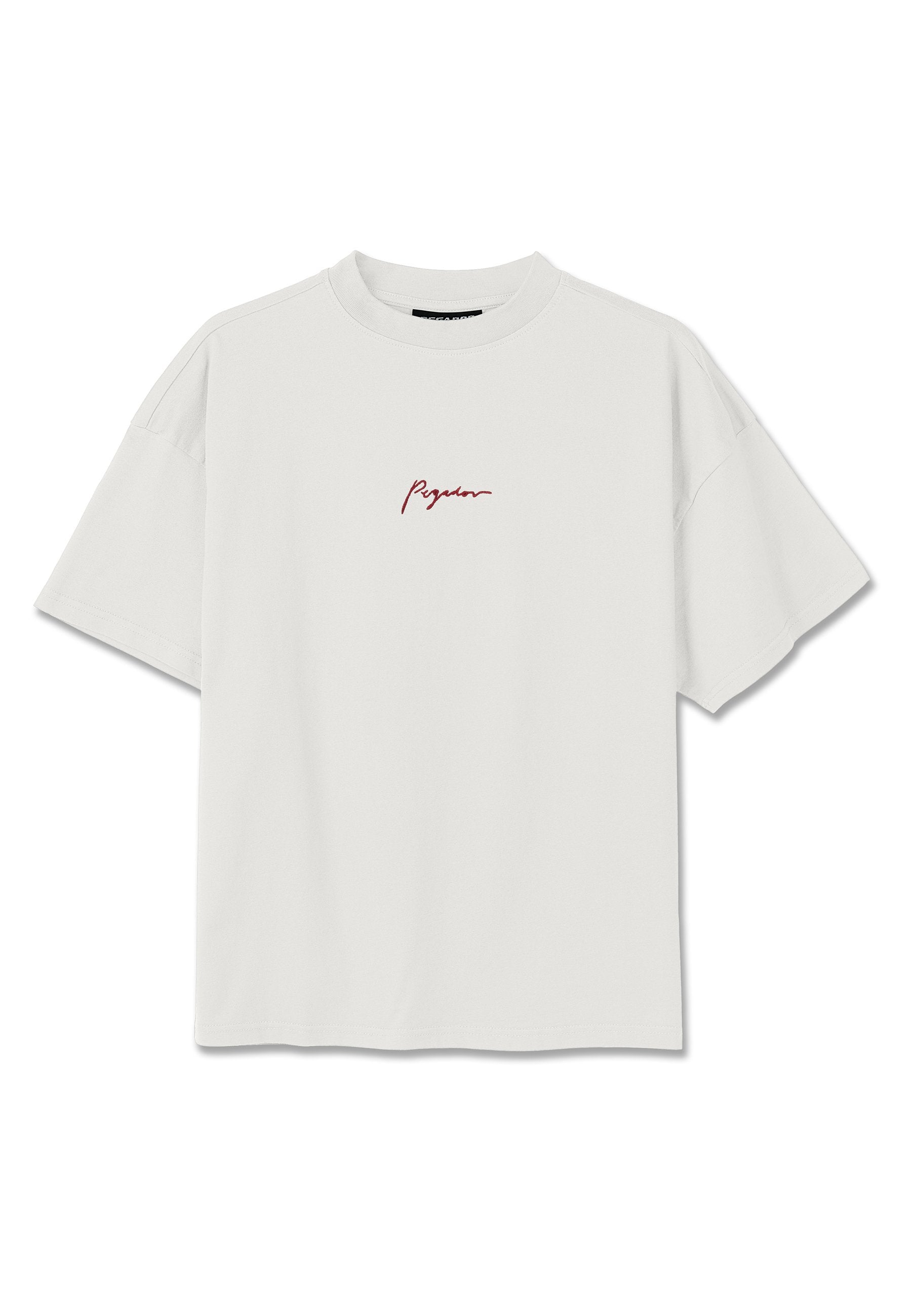 Weißes übergroßes T-Shirt mit kurzen Ärmeln, rundem Ausschnitt und kleinem roten kursiv geschriebenem Text in der Mitte der Brust.