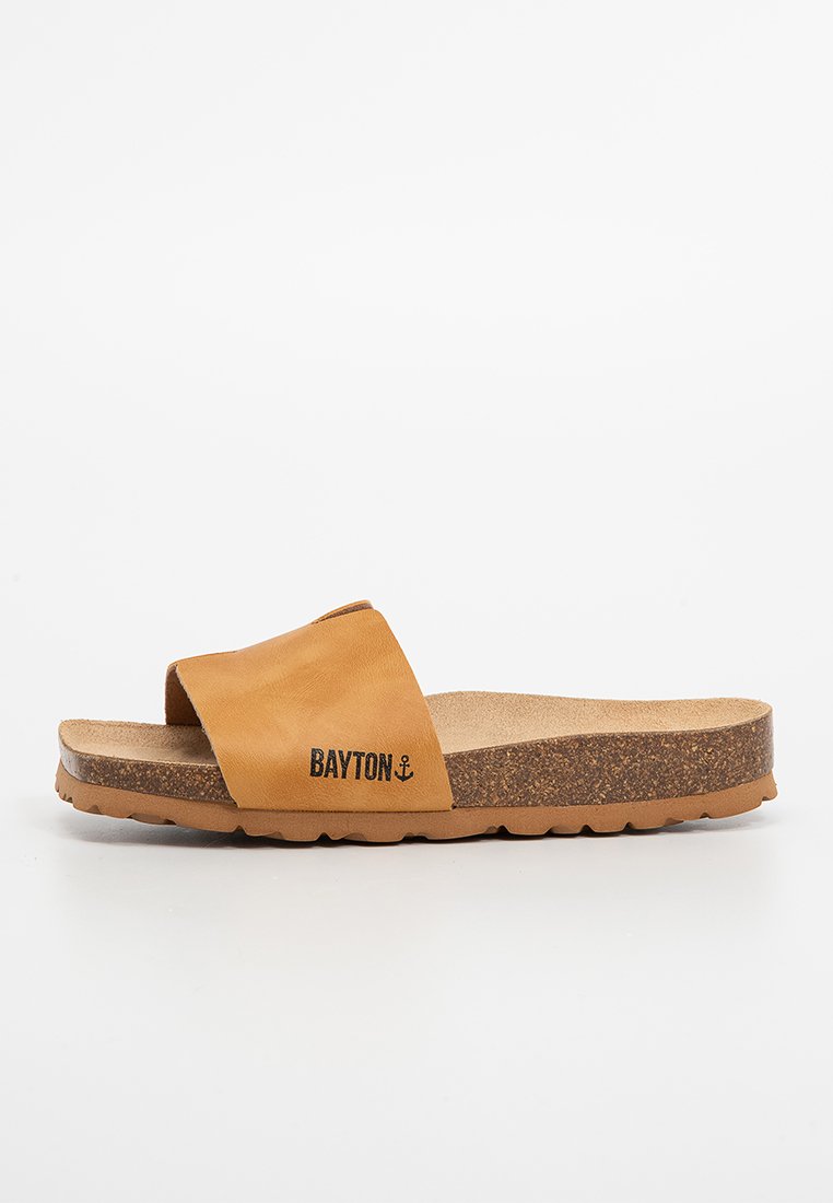 Braune Leder-Sandale mit breitem Riemen, Korkfußbett und strukturiertem Gummisohle. Mit "BAYTON"-Branding in Schwarz.