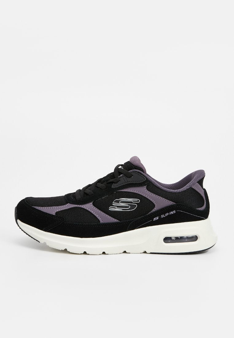 Schwarzer und lila Skechers Slip-On-Sneaker mit weißer Sohle, sichtbarer Luftpolsterung und dem markanten "S"-Logo an der Seite.