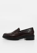 Dunkelbrauner Lederloafer mit Krokodilstruktur, abgerundeter Spitze, niedrigem Absatz und Slipper-Design auf weißem Hintergrund.