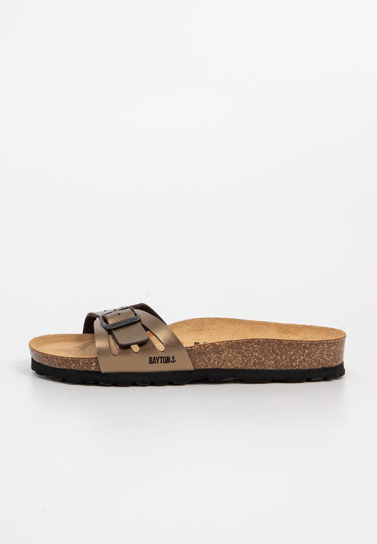 Braune Leder-Sandale mit einem einzelnen verstellbaren Schnallenverschluss, Korkfußbett und strukturiertem schwarzen Gummisohle, mit einem Markenlogo.