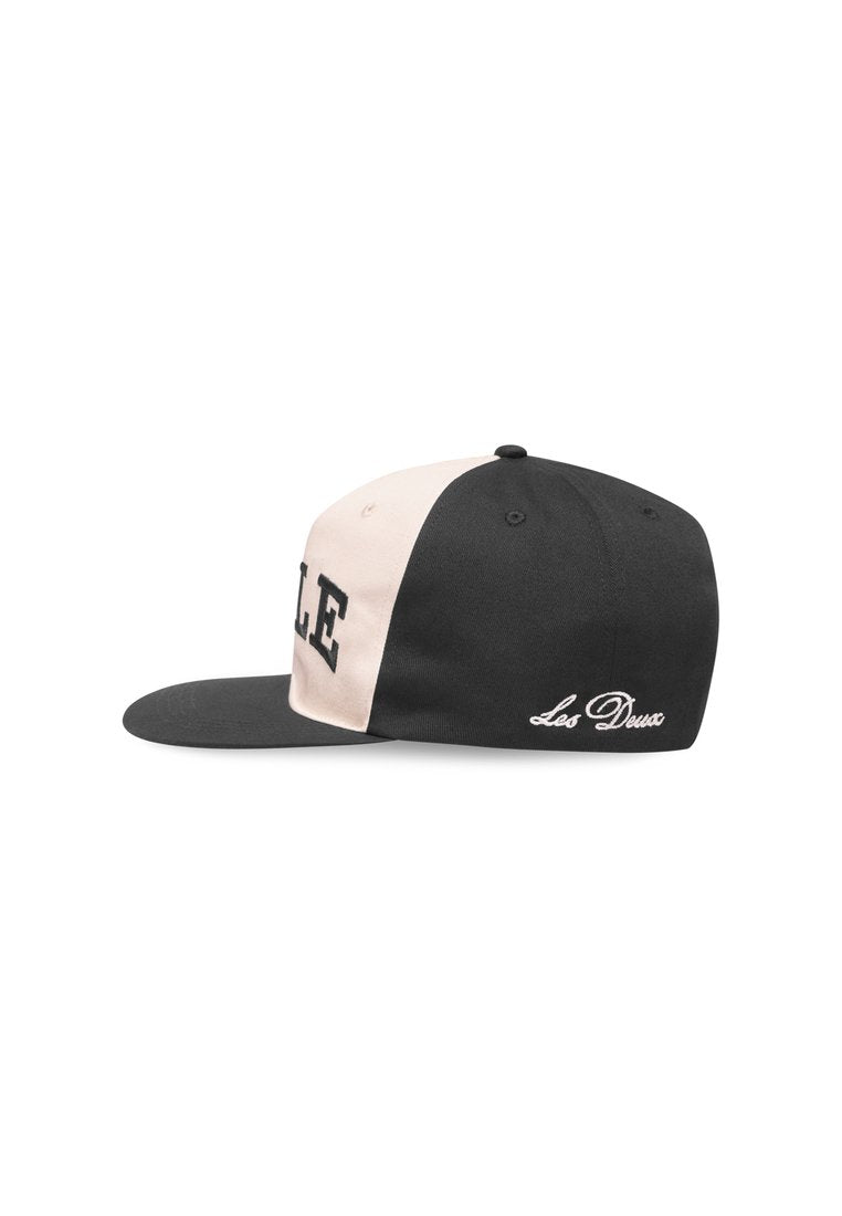Schwarz-beige Snapback-Cap mit flachem Schirm, auf der Seite mit besticktem "LEO DEUX" und fetter Schrift auf der Vorderseite.
