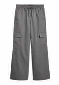 Graue weite Cargo-Hosen mit elastischem Bund und Kordelzug. Mit zwei Seitentaschen und zwei Cargo-Taschen an den Oberschenkeln.