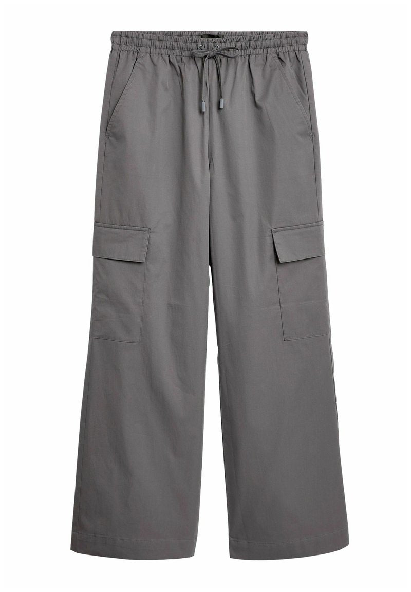 Graue weite Cargo-Hosen mit elastischem Bund und Kordelzug. Mit zwei Seitentaschen und zwei Cargo-Taschen an den Oberschenkeln.