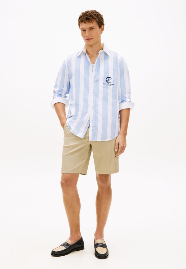 Tommy Hilfiger BROOKLYN SATIN SLIM CHINO SHORTS - Shorts - sandalwood