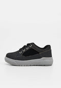 Schwarzer Sneaker mit niedrigem Schaft, grauer Sohle, Schnürsenkeln, gepolstertem Kragen und abgesteppten Details vor neutralem Hintergrund.