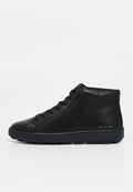 Schwarzer Leder-High-Top-Sneaker mit schwarzen Schnürsenkeln, Gummisohle und kleinem goldfarbenem Textdetail in Fersenbereich, seitlich dargestellt.