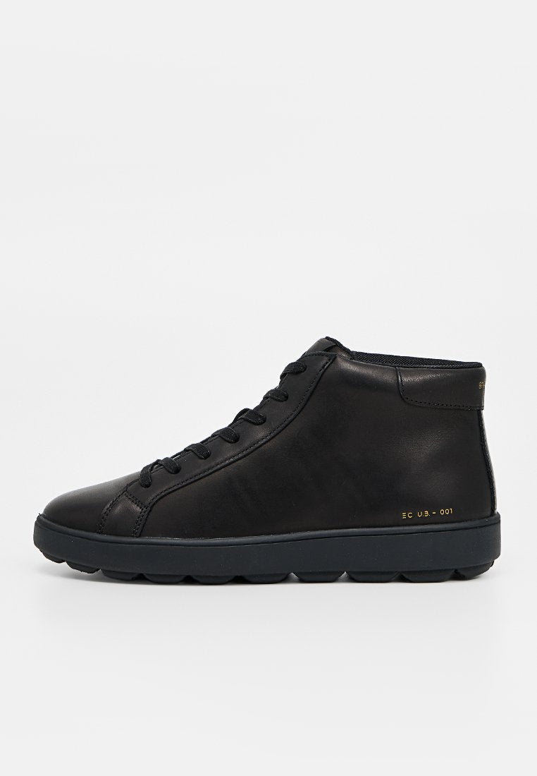Schwarzer Leder-High-Top-Sneaker mit schwarzen Schnürsenkeln, Gummisohle und kleinem goldfarbenem Textdetail in Fersenbereich, seitlich dargestellt.