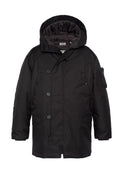 Schwarze isolierte Jacke mit abnehmbarem Kapuzen, frontaler Knopfleiste, Seitenhüfttaschen und einer Utility-Tasche am Ärmel. Glatte Textur.
