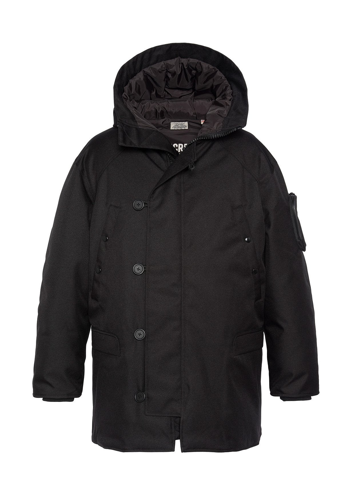 Schwarze isolierte Jacke mit abnehmbarem Kapuzen, frontaler Knopfleiste, Seitenhüfttaschen und einer Utility-Tasche am Ärmel. Glatte Textur.