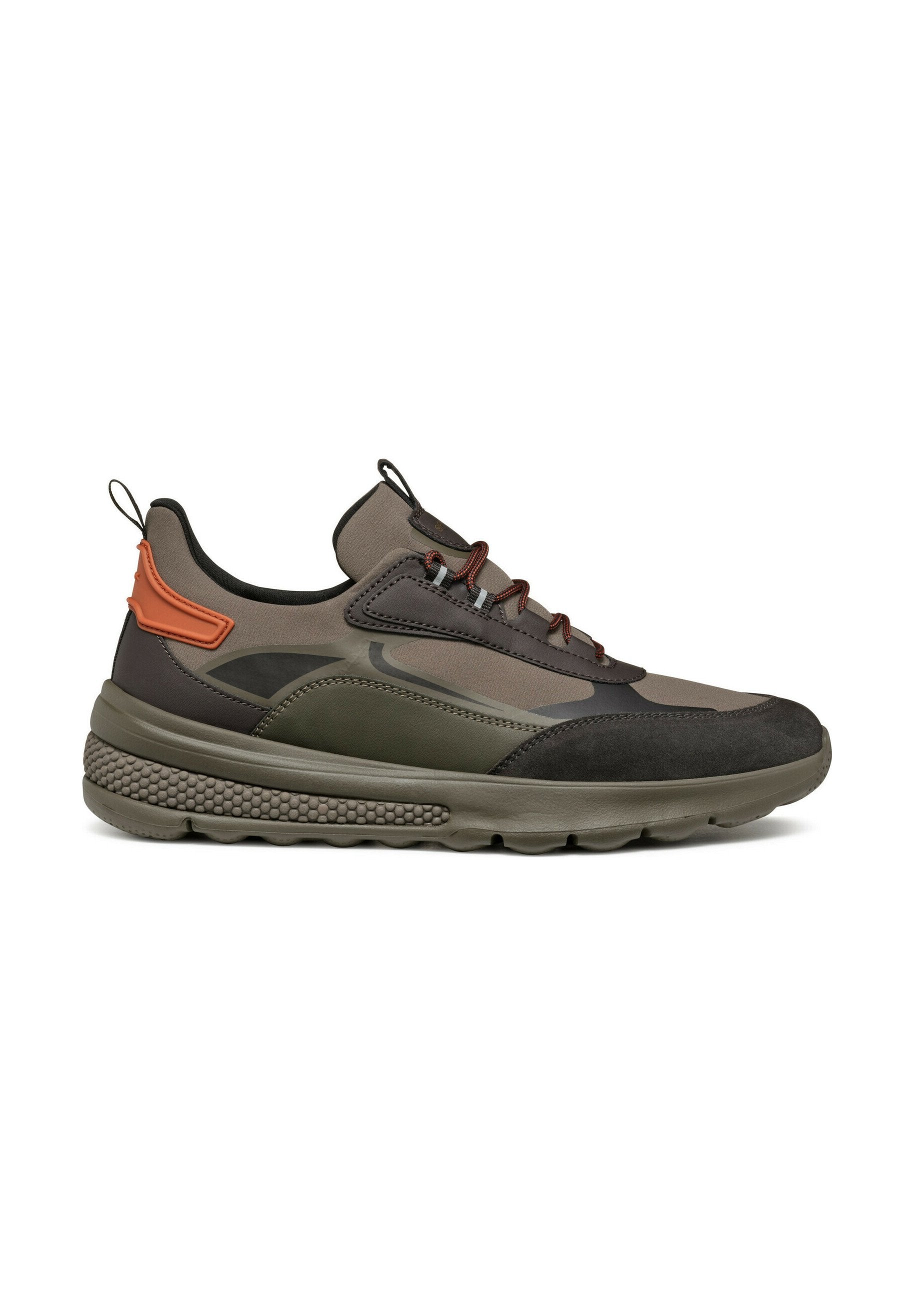 Sportliche Schuhe mit einer Kombination aus dunkelgrün, grau und orange Akzenten, ausgestattet mit einer strukturierten Gummisohle und einem Obermaterial aus Stoff für Komfort.
