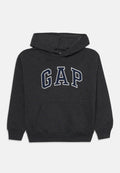 Grauer Kapuzenpullover mit einer Vordertasche, mit einem weißen Textlogo "GAP" in navy Umrandung. Weiches Material, lässiges Design und Kapuze mit Kordelzug.