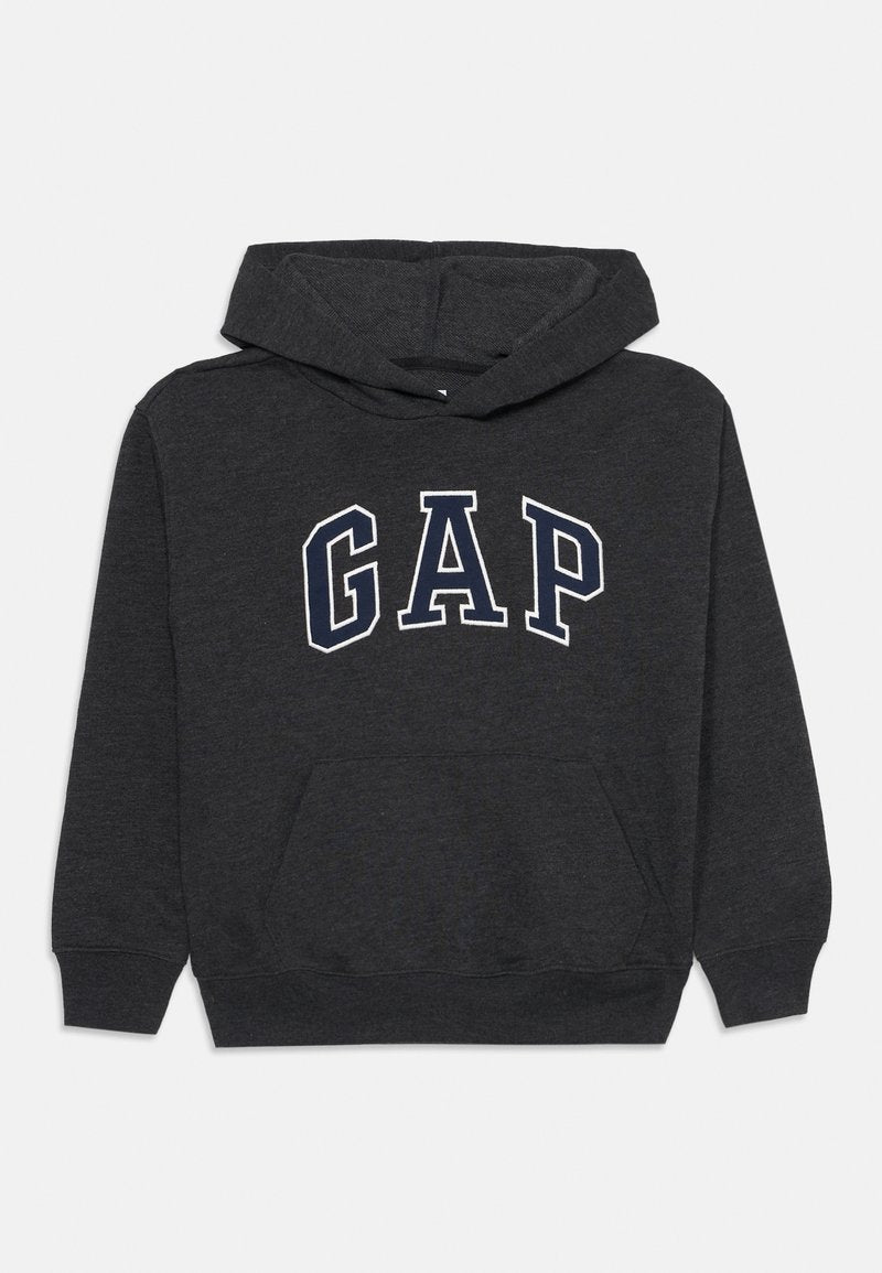 Grauer Kapuzenpullover mit einer Vordertasche, mit einem weißen Textlogo "GAP" in navy Umrandung. Weiches Material, lässiges Design und Kapuze mit Kordelzug.