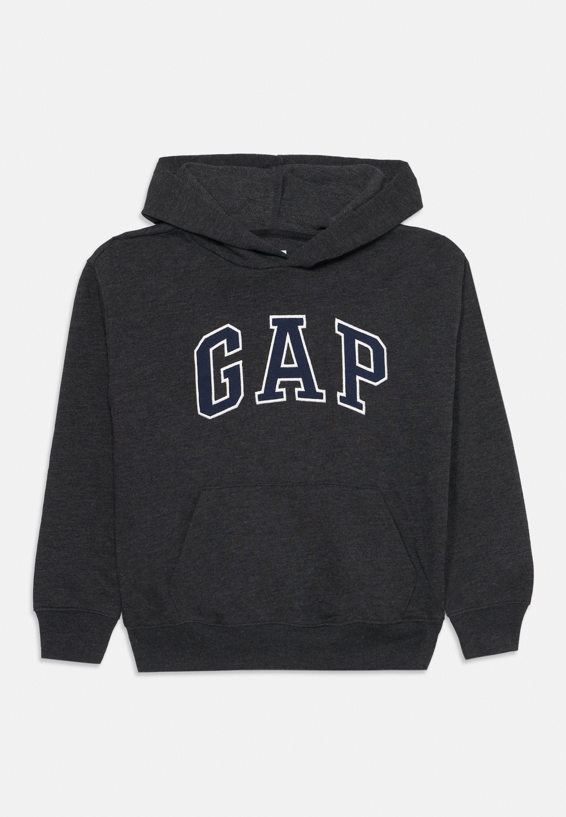 Grauer Kapuzenpullover mit einer Vordertasche, mit einem weißen Textlogo "GAP" in navy Umrandung. Weiches Material, lässiges Design und Kapuze mit Kordelzug.