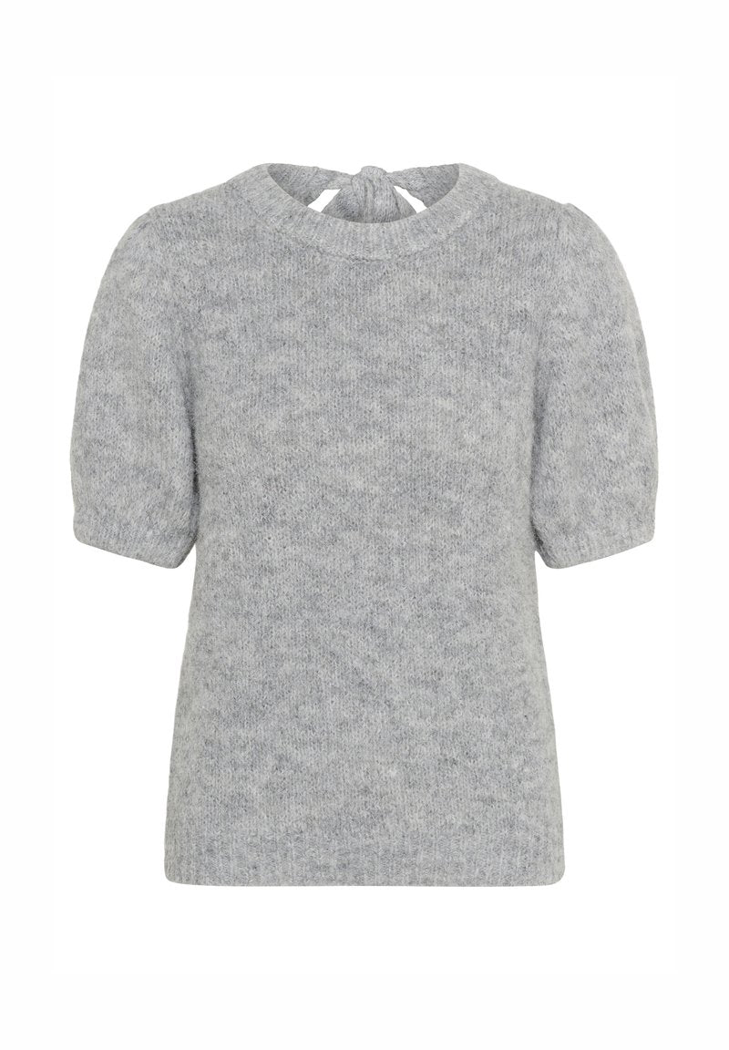 Hellgrauer gestrickter Pullover mit kurzen Puffärmeln, rundem Ausschnitt und einer Schnürung im Rücken. Weicher Stoff und lockere Passform.