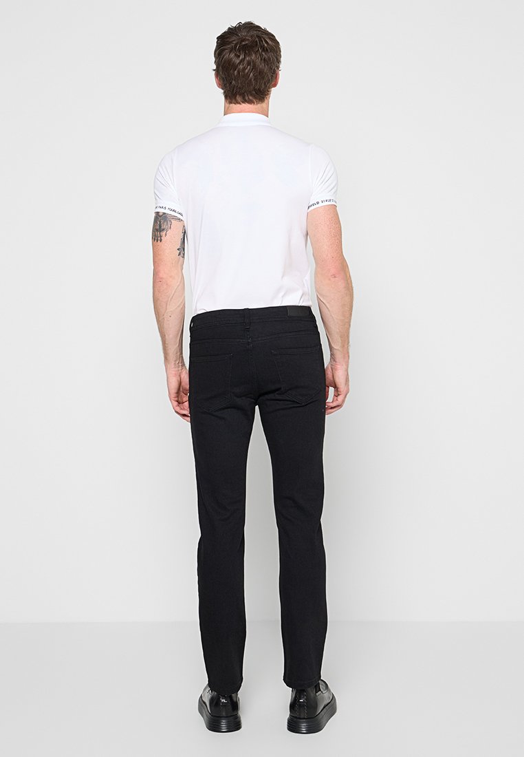 REGULAR FIT Media 3